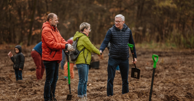 W akcji rozpoczęcia sadzenia lasu w Krzyżownikach udział wzięli m.in. prezydent Jacek Jaśkowiak i radni miejscy Dorota Bonk-Hammermeister oraz Przemysław Polcyn (fot. UMP)