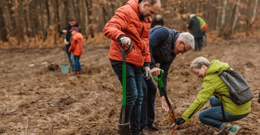 W akcji rozpoczęcia sadzenia lasu w Krzyżownikach udział wzięli m.in. prezydent Jacek Jaśkowiak i radni miejscy Dorota Bonk-Hammermeister oraz Przemysław Polcyn (fot. UMP)