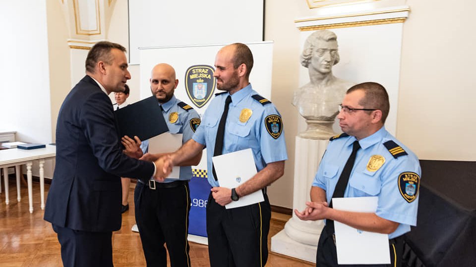 Sala Biała Urzędu Miasta Poznania - uroczystość z okazji Dnia Straży Gminnej oraz wyboru najlepszego strażnika 2022 roku (fot. Jan Ziarnicki, Gabinet Prezydenta)