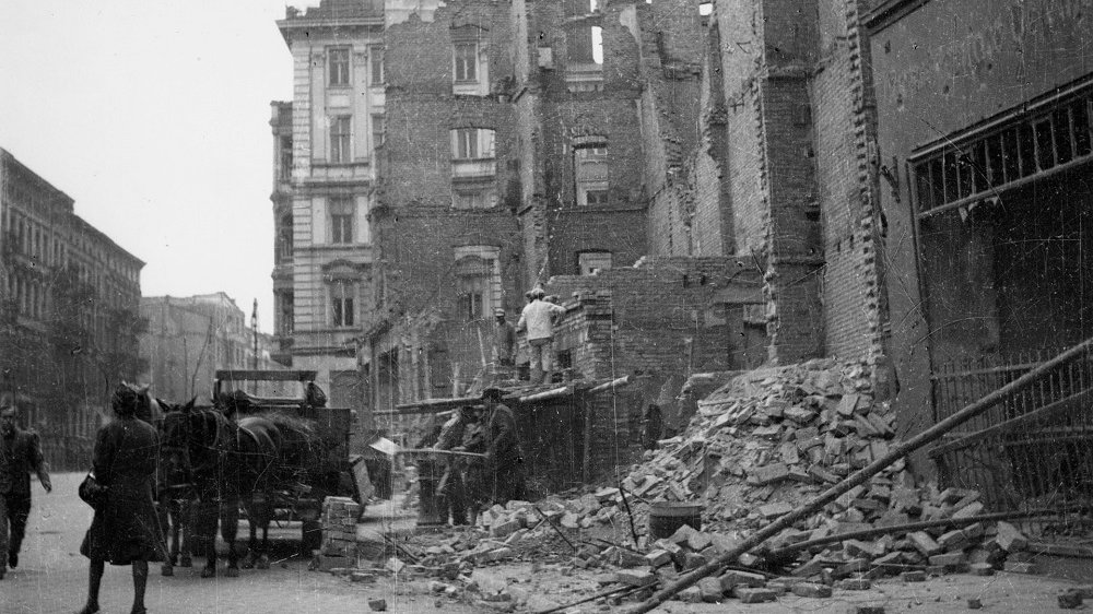 Ruiny i gruzy kamienic na narożniku ulic Ratajczaka i Święty Marcin, 1945 r., fot. Zbigniew Zielonacki / cyryl.poznan.pl - grafika artykułu