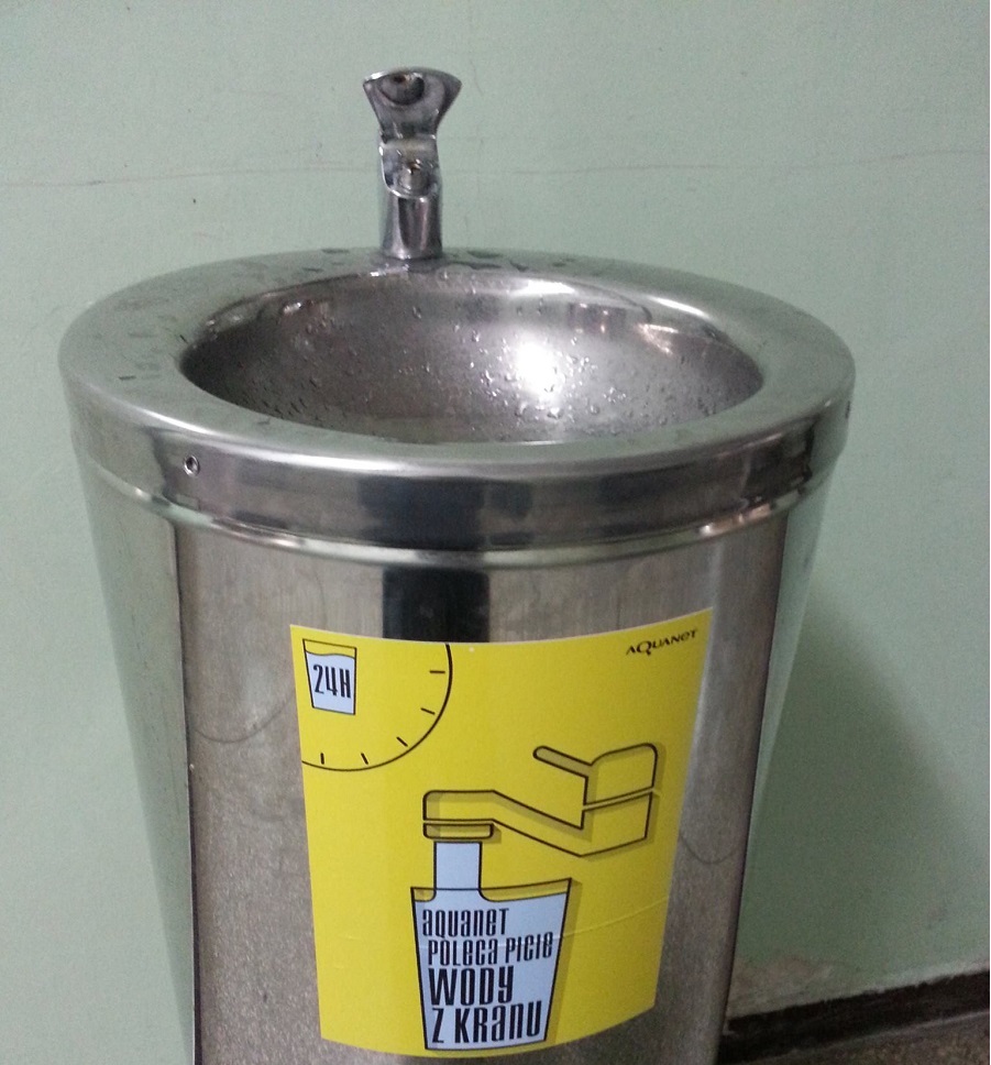 urządzenie do bezdotykowego picia wody na korytarzu szkolnym - grafika artykułu