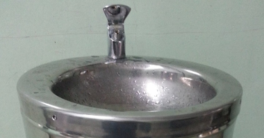 urządzenie do bezdotykowego picia wody na korytarzu szkolnym