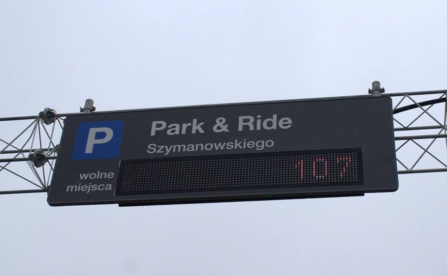 tablica świetlna z napisem "Park & Ride Szymanowskiego" i wyświetloną liczbą wolnych miejsc parkingowych - grafika artykułu