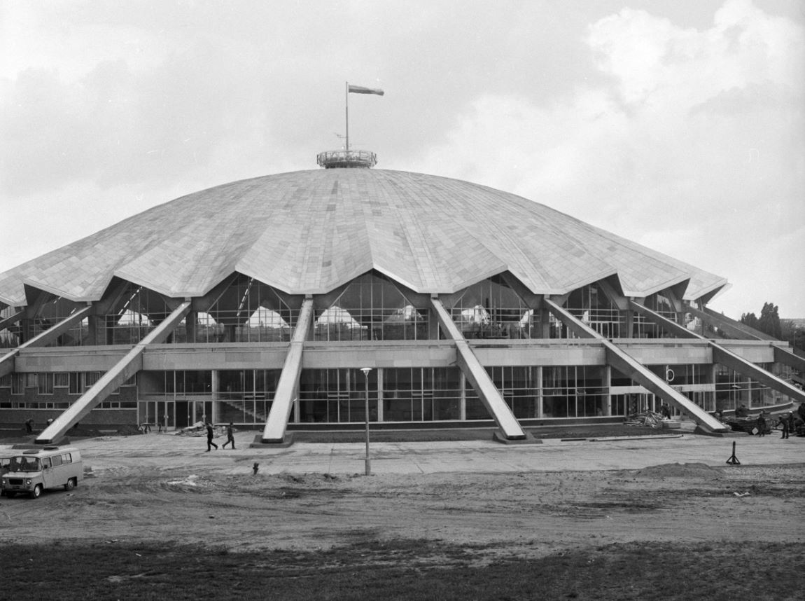 czarno białe historyczne zdjęcie przedstawiające halę Arena po jej zbudowaniu w roku 1974 - grafika artykułu
