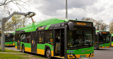 elektryczny autobus komunikacji miejskiej w Poznaniu podczas ładowania
