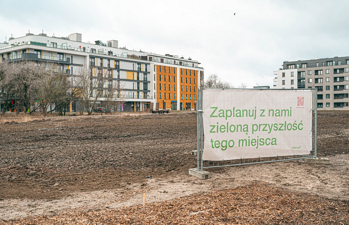 nieutwardzony teren między blokami, na pierwszym planie baner z namipsem "Zaplanuj z nami zieloną przyszłość tego miejsca" - grafika artykułu