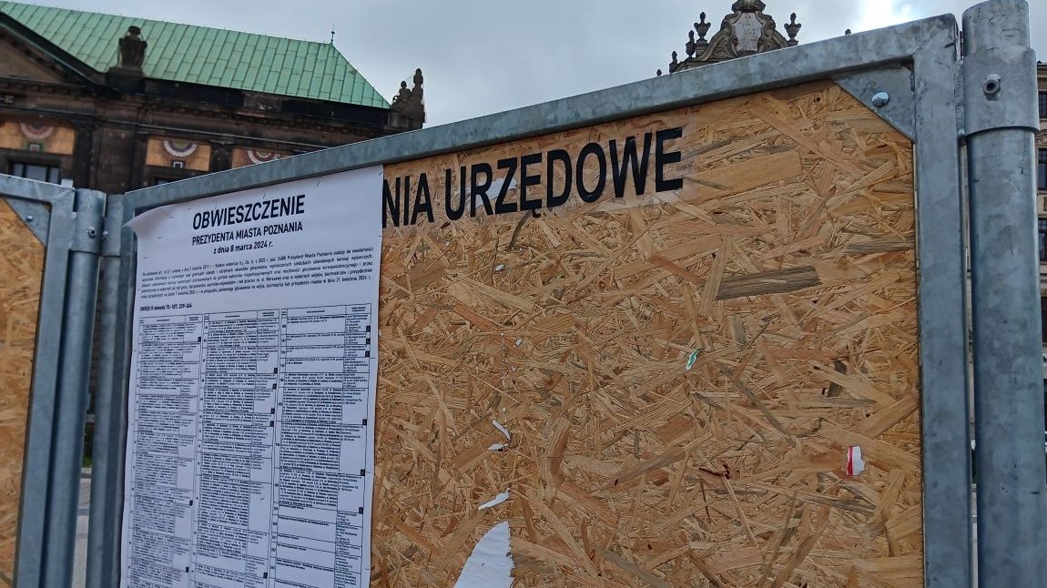 Fragment modułowego stojaka na ogłoszenia i plakaty wyborcze