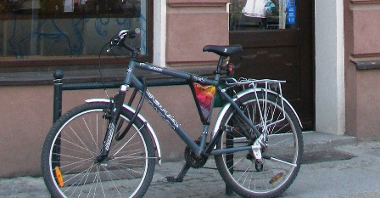 Elementem małej architektury miejskiej może być stojak na rowery (fot. C. Omieljańczyk)