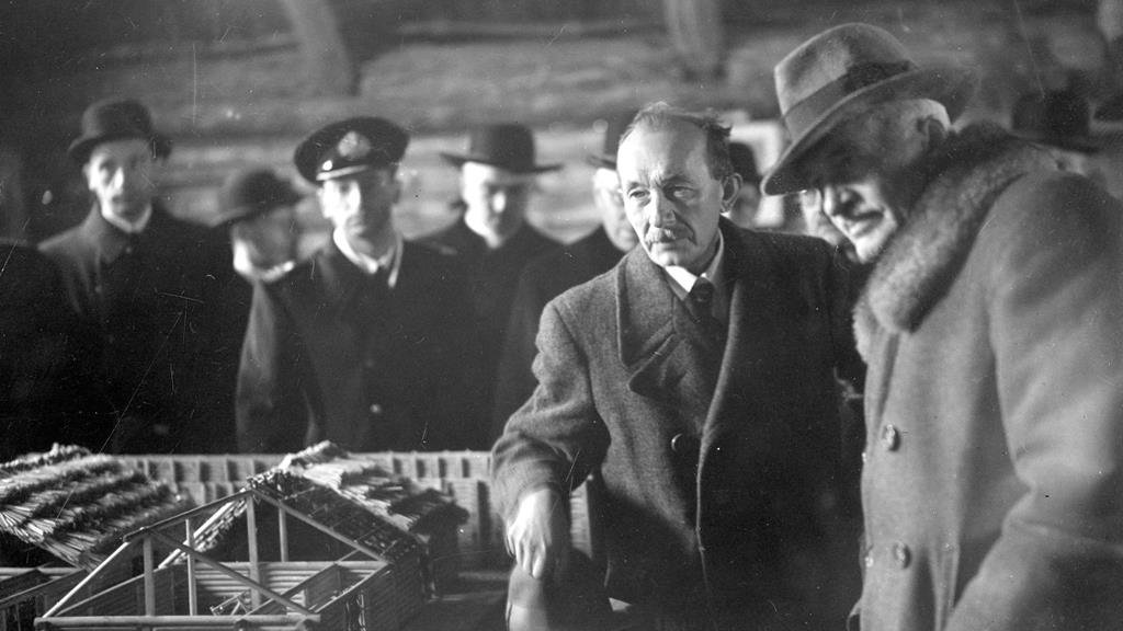 Prof. Józef Kostrzewski goszczący prezydenta RP Ignacego Mościckiego (z prawej) na terenie wykopalisk w Biskupinie, 1936 r., fot. ze zb. NAC