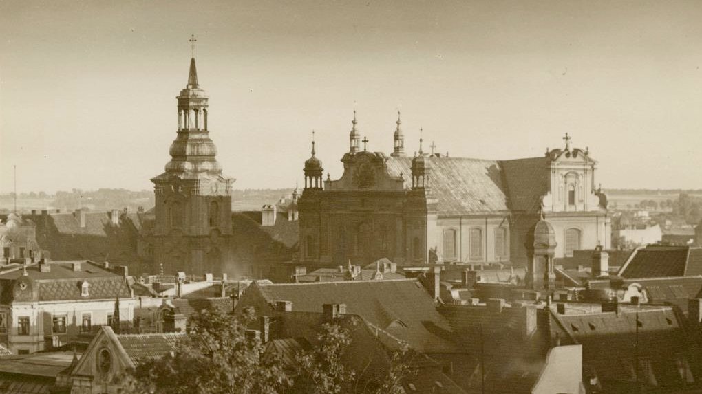 Widok na farę z Góry Przemysława w 1930 r. Autor zdjęcia: Roman Stefan Ulatowski. Właściciel: Miejski Konserwator Zabytków. Źródło: cyryl.poznan.pl - grafika artykułu