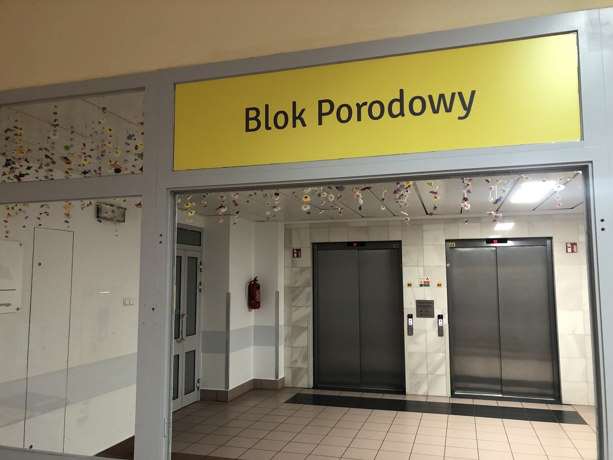 zdjęcie drzwi w szpitali do bloku porodowego