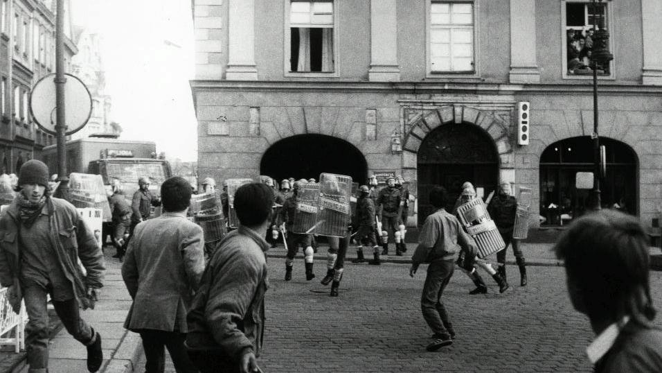 https://www.poznan.pl/mim/bm/pictures/zomo-rozganiajace-demonstrantow-na-starym-rynku-2-04-1989-r-fot-jan-kolodziejski,pic1,1202,117281,193828,with-ratio,16_9.jpg