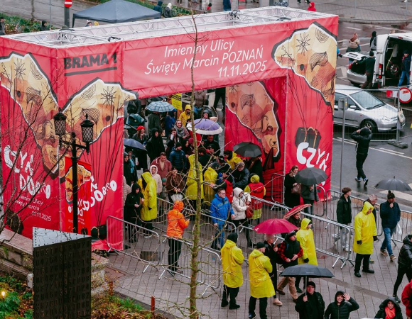 bramka wejściowa na teren wydarzeń związanych z Imieninami Ulicy Święty Marcin - więcej w treści artykułu