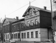 czarno białe archiwalne zdjęcie przestawiające zabytkowy budynek przy ul. Dąbrowskiego 17, więcej w treści artykułu