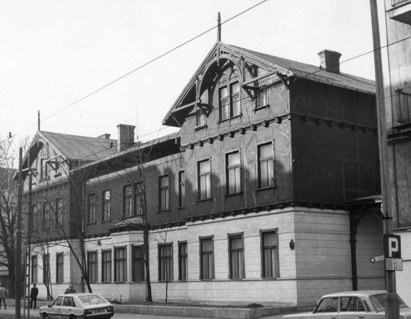 czarno białe archiwalne zdjęcie przestawiające zabytkowy budynek przy ul. Dąbrowskiego 17, więcej w treści artykułu