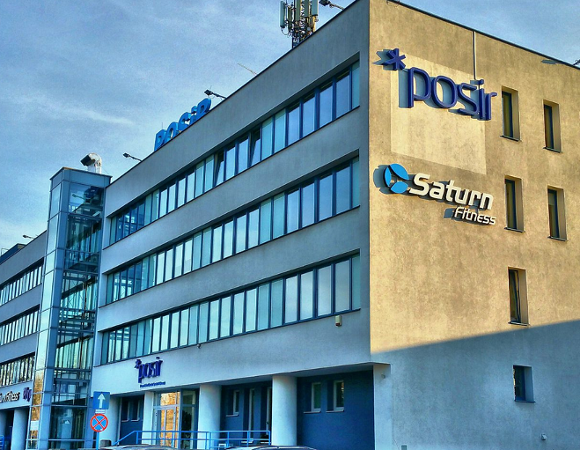 kilkupiętrowy budynek biurowy o prostej architekturze - grafika artykułu