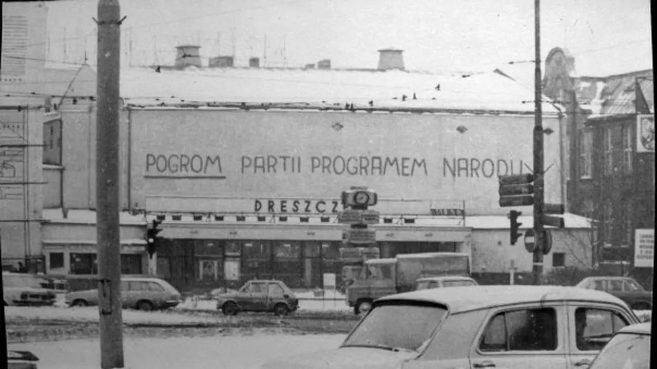 Zdjęcie przedstawia malowidło namalowane na gmachu budynku.