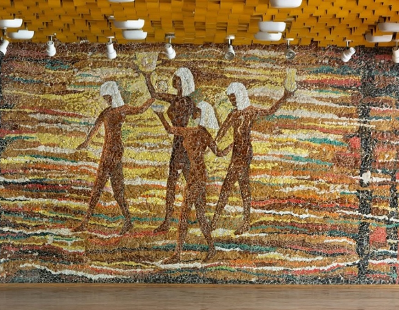 mozaika na ścianie w pomieszczeniu przedstawiająca motywy starożytnego Egiptu