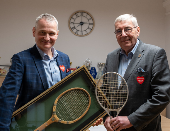 Na zdjęciu z rakietami do tenisa przewodniczący rady i wiceprezydent.