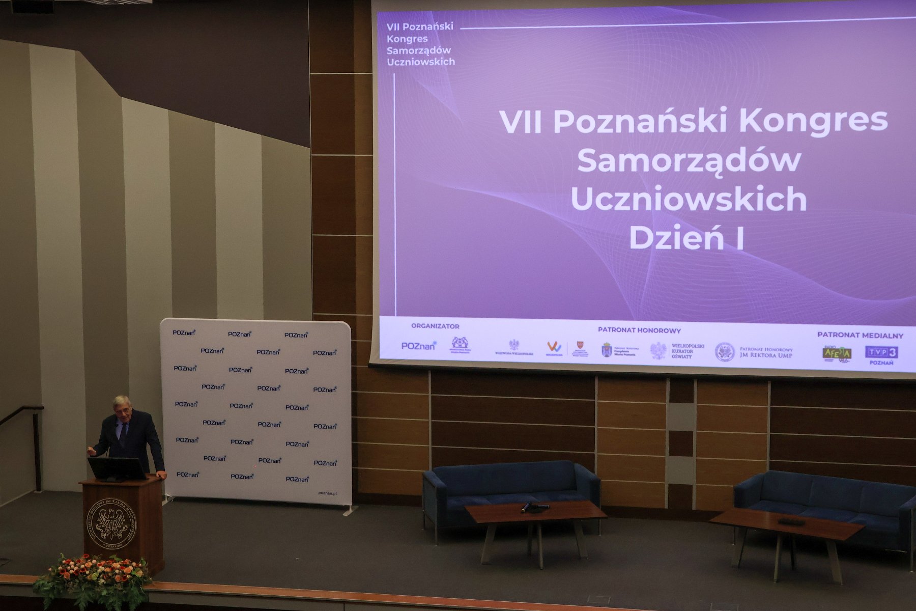 Zdjęcie przedstawia przemawiającego w auli przewodniczącego rady miasta. - grafika artykułu