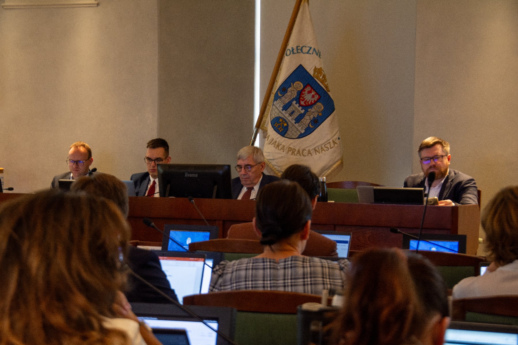 Obrady radnych w sali sesyjnej - grafika artykułu