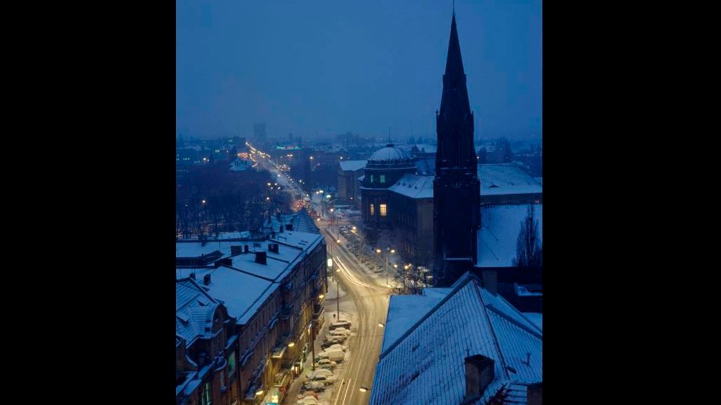 Widok ulicy Fredry w kierunku zachodnim (autor Mariusz Forecki, własność: Urząd Miasta Poznania, źródło: cyryl.poznan.pl)