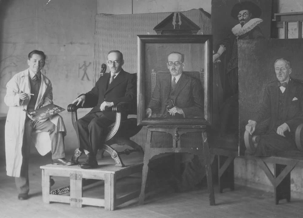 Zygmunt Zaleski pozuje do portretu pędzla Józefa Sendeckiego, Poznań, lata 30. XX wieku, fot. ze zb. NAC. - grafika artykułu