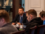 osoby obradują przy stole konferencyjnym