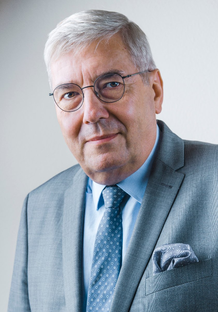 Zdjęcie przedstawia przewodniczącego rady miasta Grzegorza Ganowicza.