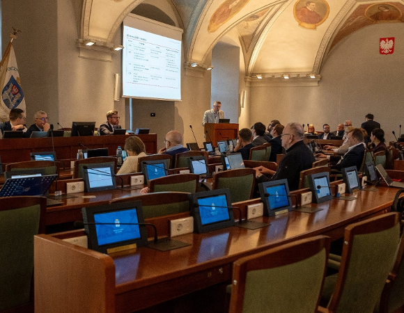 radne i radni Miasta Poznania obradują w sali sesyjnej - grafika arykułu