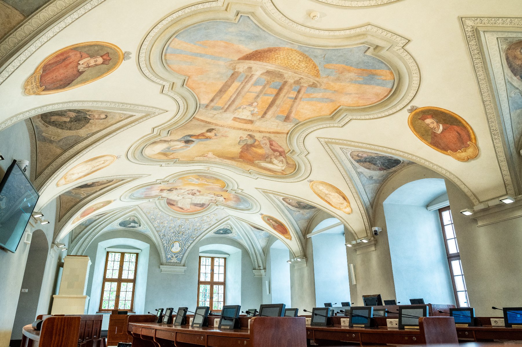 Zdjęcie ukazuje salę sesyjną Rady Miasta Poznania.