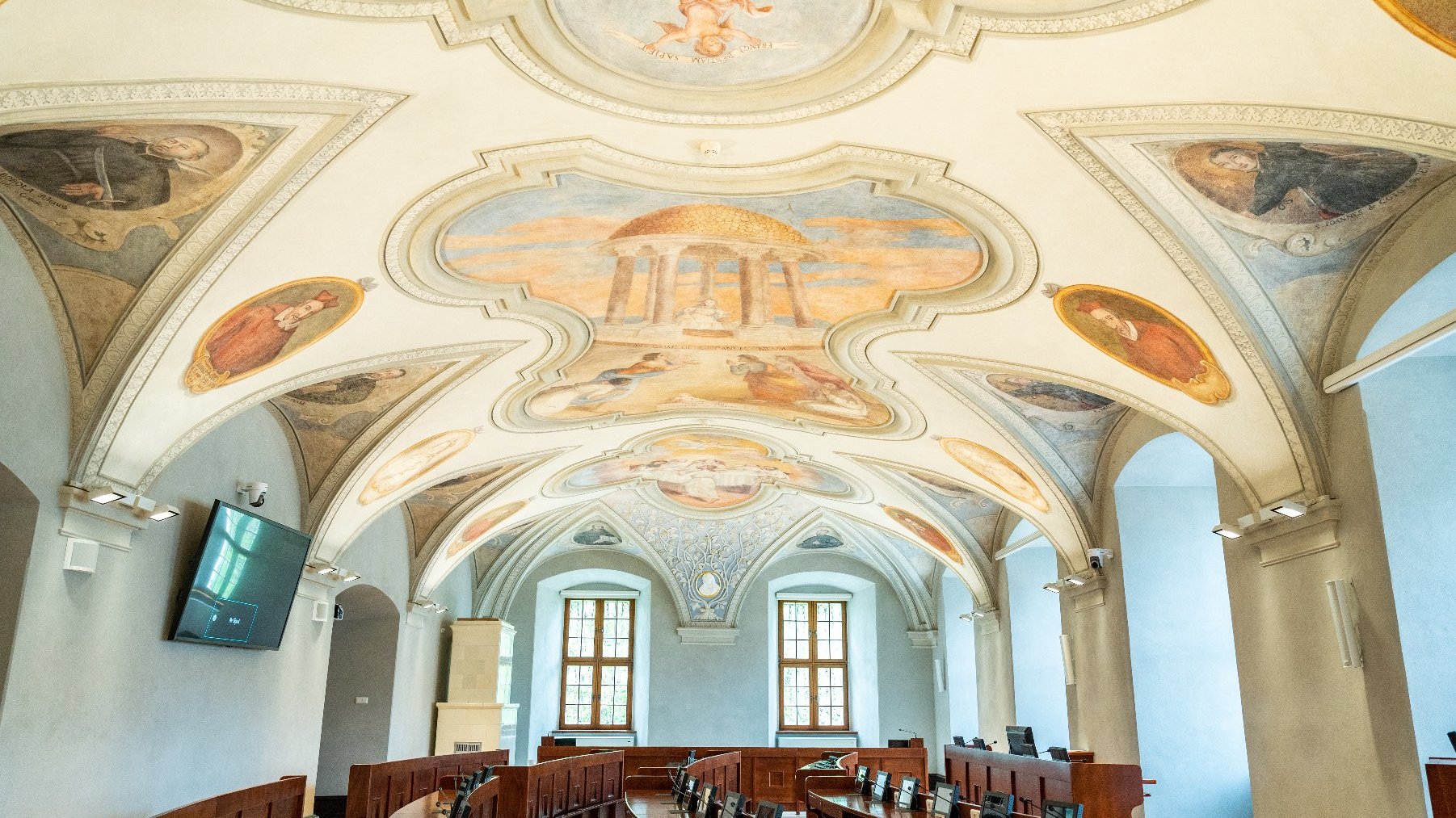 Zdjęcie ukazuje salę sesyjną Rady Miasta Poznania.