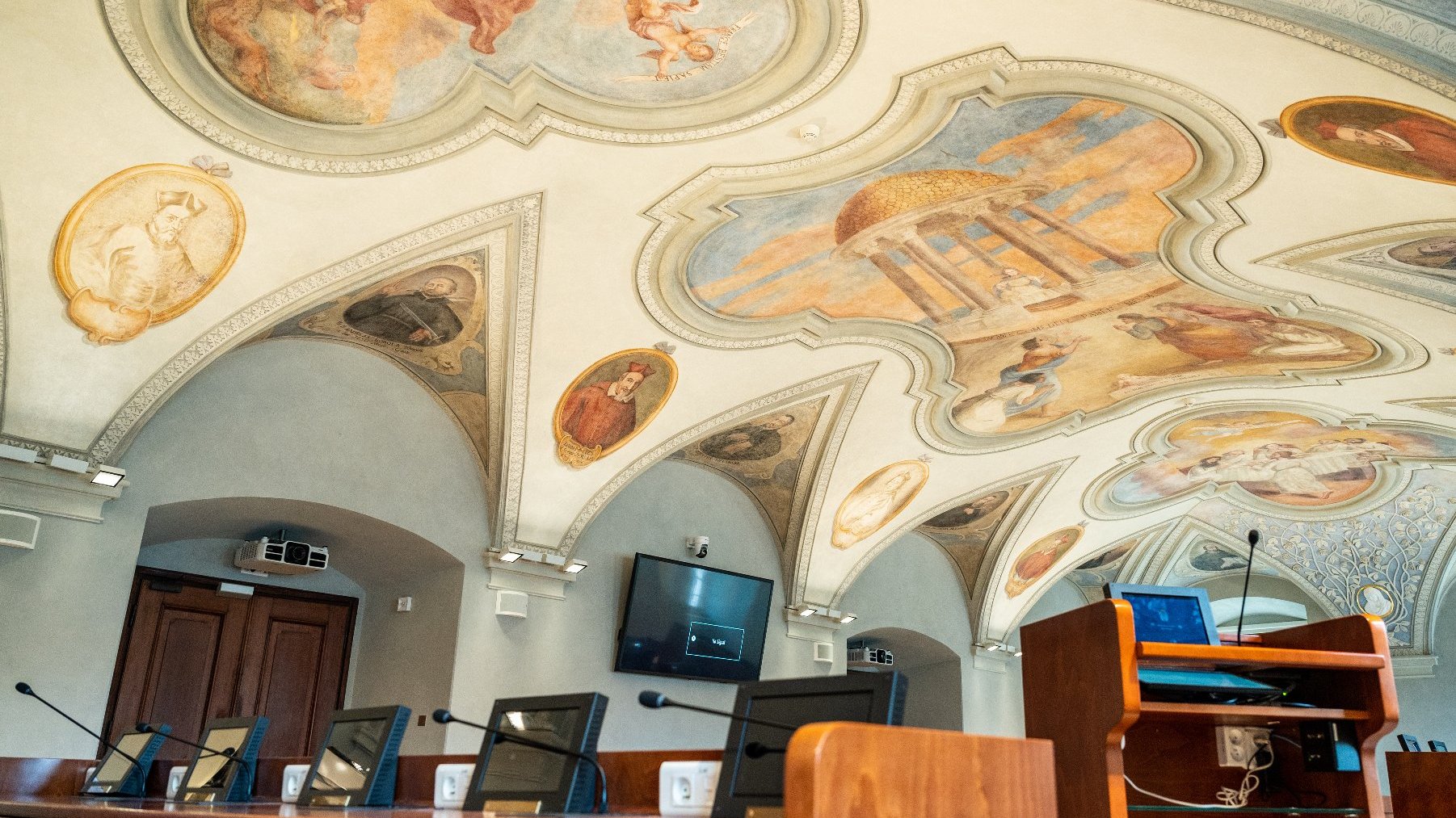Zdjęcie ukazuje salę sesyjną Rady Miasta Poznania.