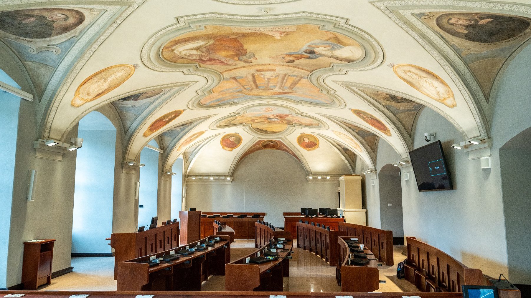 Zdjęcie ukazuje salę sesyjną Rady Miasta Poznania.