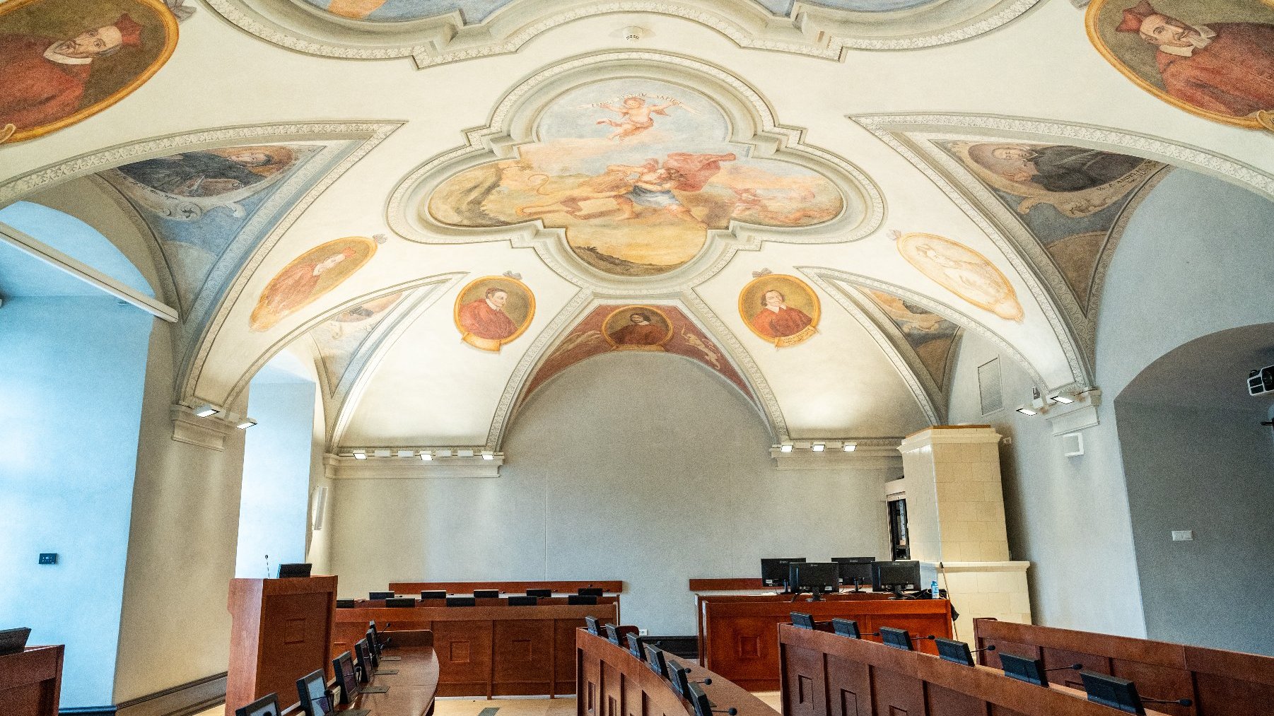 Zdjęcie ukazuje salę sesyjną Rady Miasta Poznania.