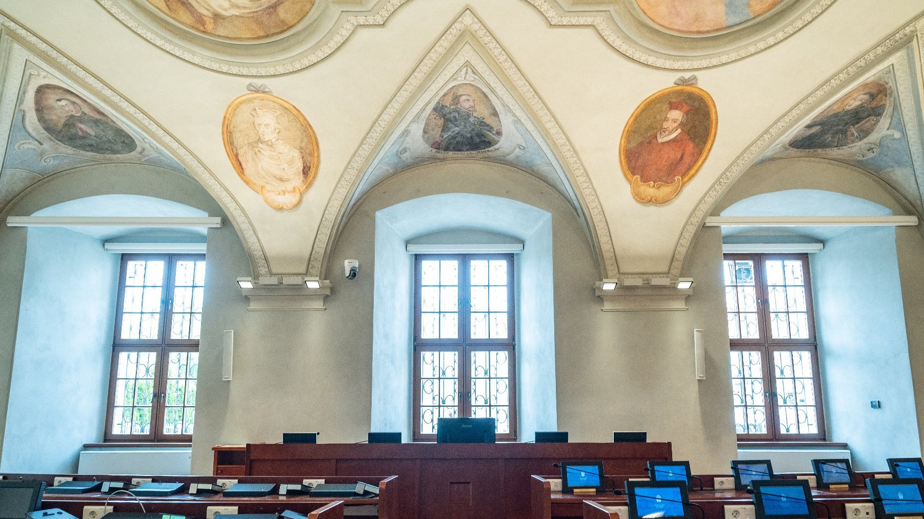 Zdjęcie ukazuje salę sesyjną Rady Miasta Poznania.