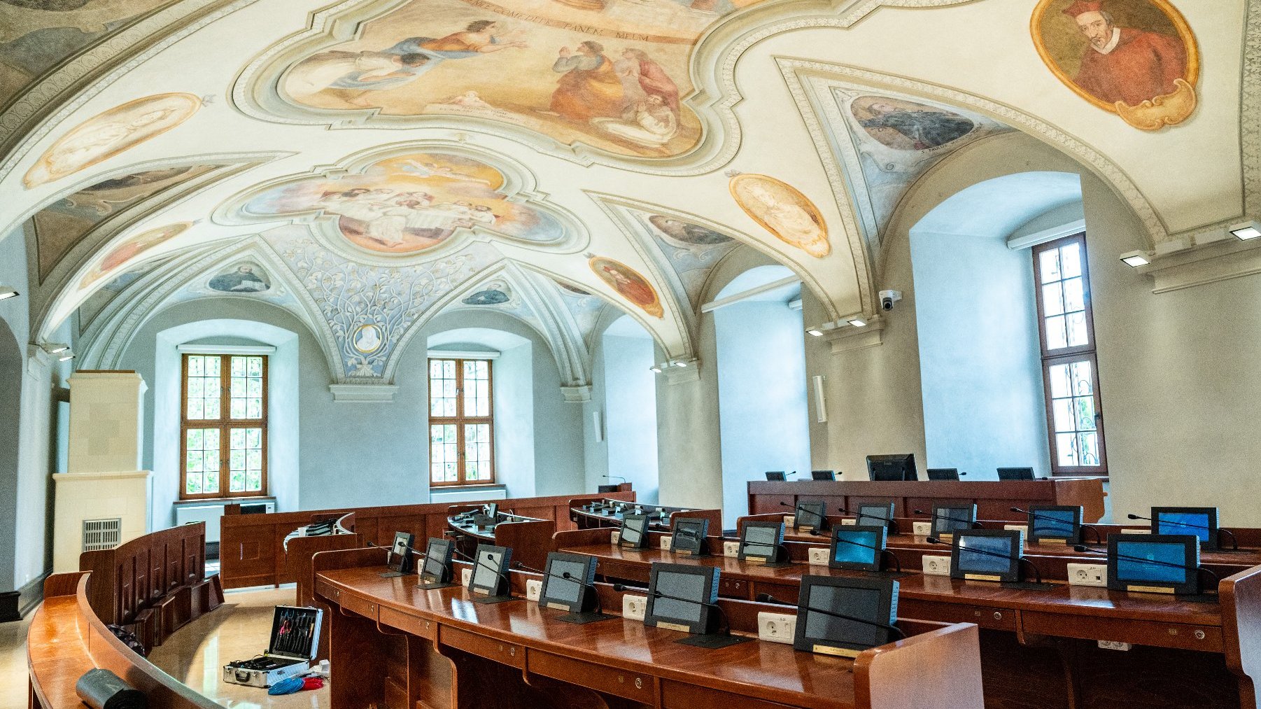 Zdjęcie ukazuje salę sesyjną Rady Miasta Poznania.