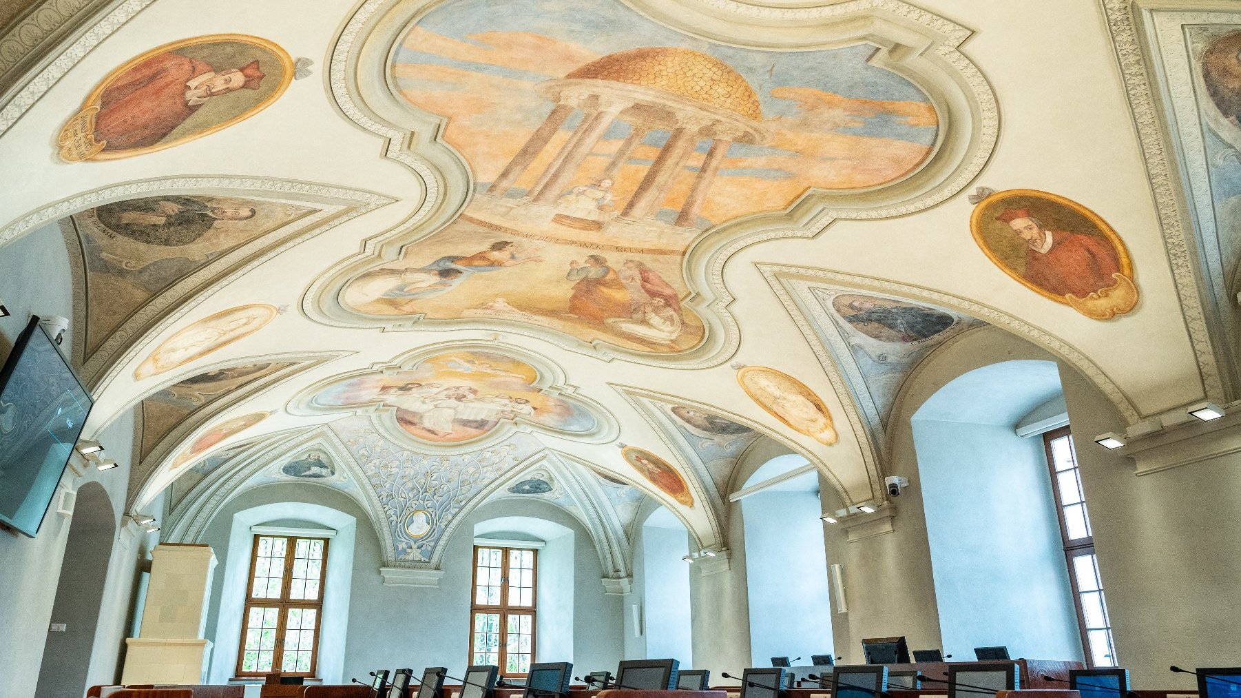 Zdjęcie ukazuje salę sesyjną Rady Miasta Poznania.