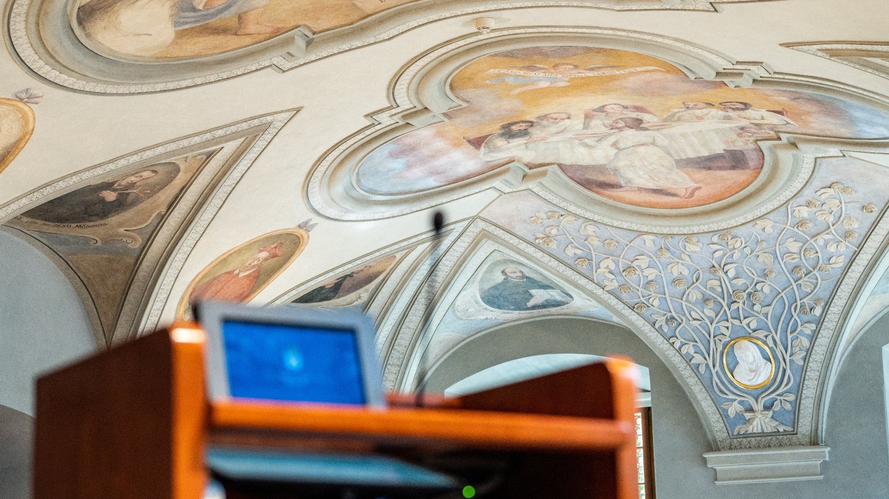 Zdjęcie ukazuje salę sesyjną Rady Miasta Poznania.