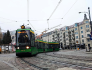 tramwaj na zakręcie na ulicy wybrukowanej kostką