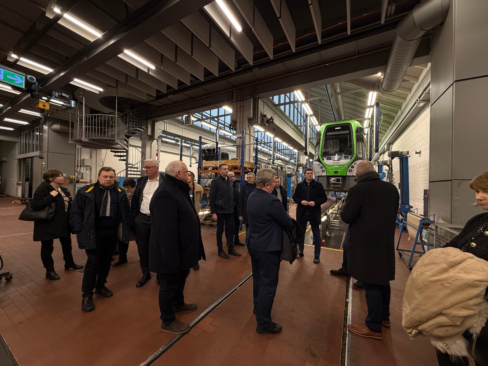 Uczestnicy wydarzenia oglądający nowy model tramwaju