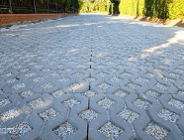 ulica z nawierzchnią z płyt ażurowych