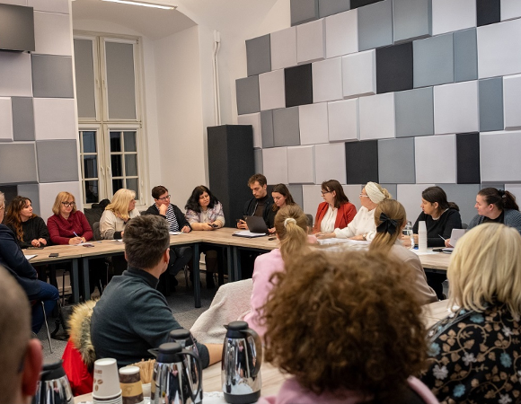 w sali konferenctyjnej przy stole duża grupa osób uczetsniczy w spotkaniu - więcej w treści artykułu