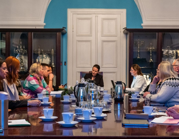 w sali konferenctyjnej przy stole grupa osób uczetsniczy w spotkaniu - więcej w treści artykułu