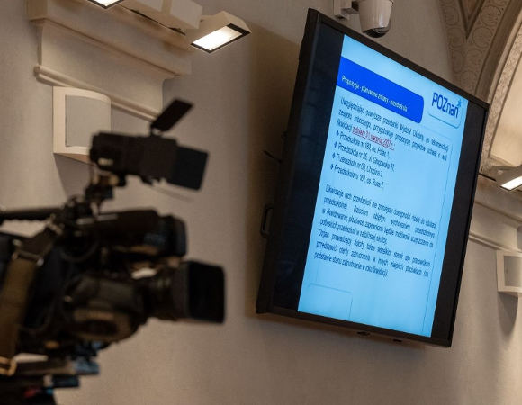 w sali na duzym ekranie wyświetlony jest sladj prezentacji - więcej w artykule