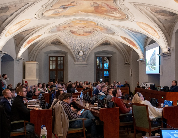 w salisesyjnej zdobionej fraskami obradują radni oraz mieszlańcy - grafika artykułu