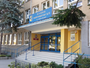 wejście do budynku szkolnego - więcej w treści artykułu