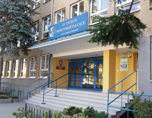 wejście do budynku szkolnego - więcej w treści artykułu