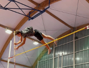 zawodnik skoku o tyczne podczas oddwania skoku, na zdjęciu znajduje się już nad drążkiem