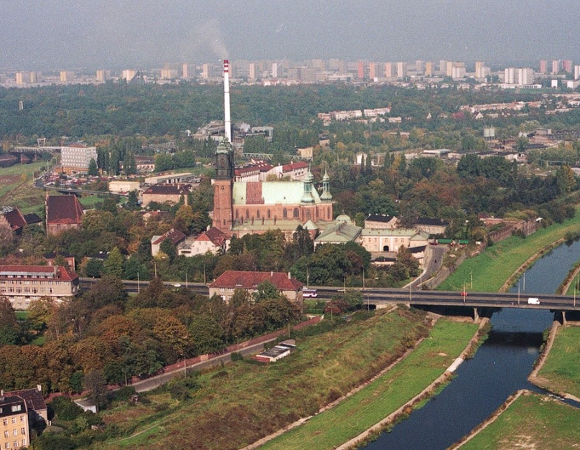 zdjęcie lotnicze fragmentu Ostrowa Tumskiego w Poznaniu z roku 1993